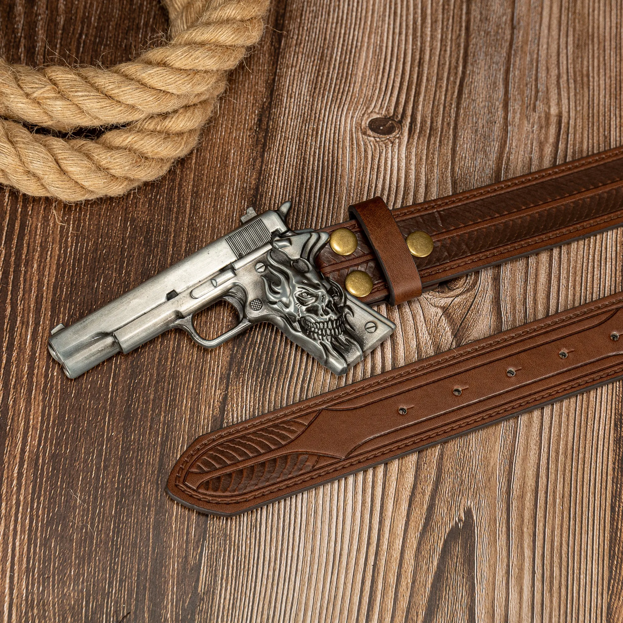 L\'élément de tête fantôme pistolet artisanat grande boucle rayé PU bouton en relief personnalisé décontracté ceinture pour hommes