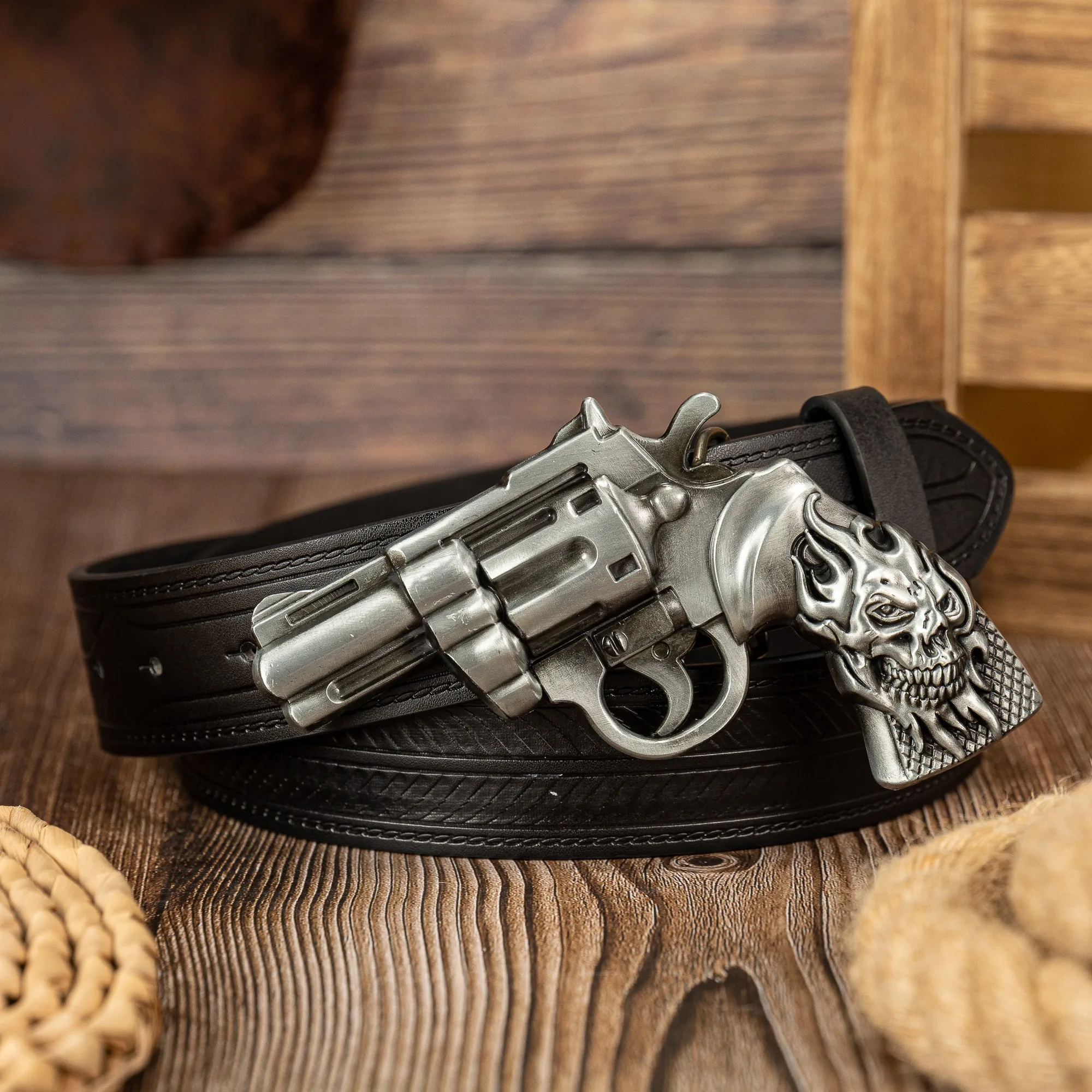 L\'élément de tête fantôme pistolet artisanat grande boucle rayé PU bouton en relief personnalisé décontracté ceinture pour hommes