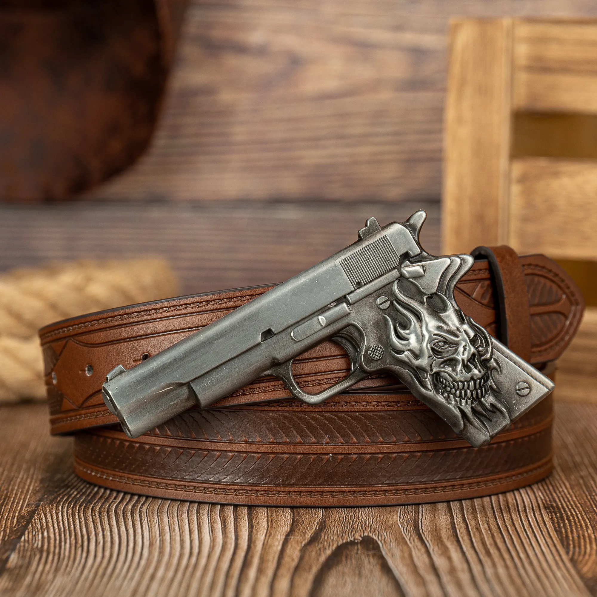 L\'élément de tête fantôme pistolet artisanat grande boucle rayé PU bouton en relief personnalisé décontracté ceinture pour hommes