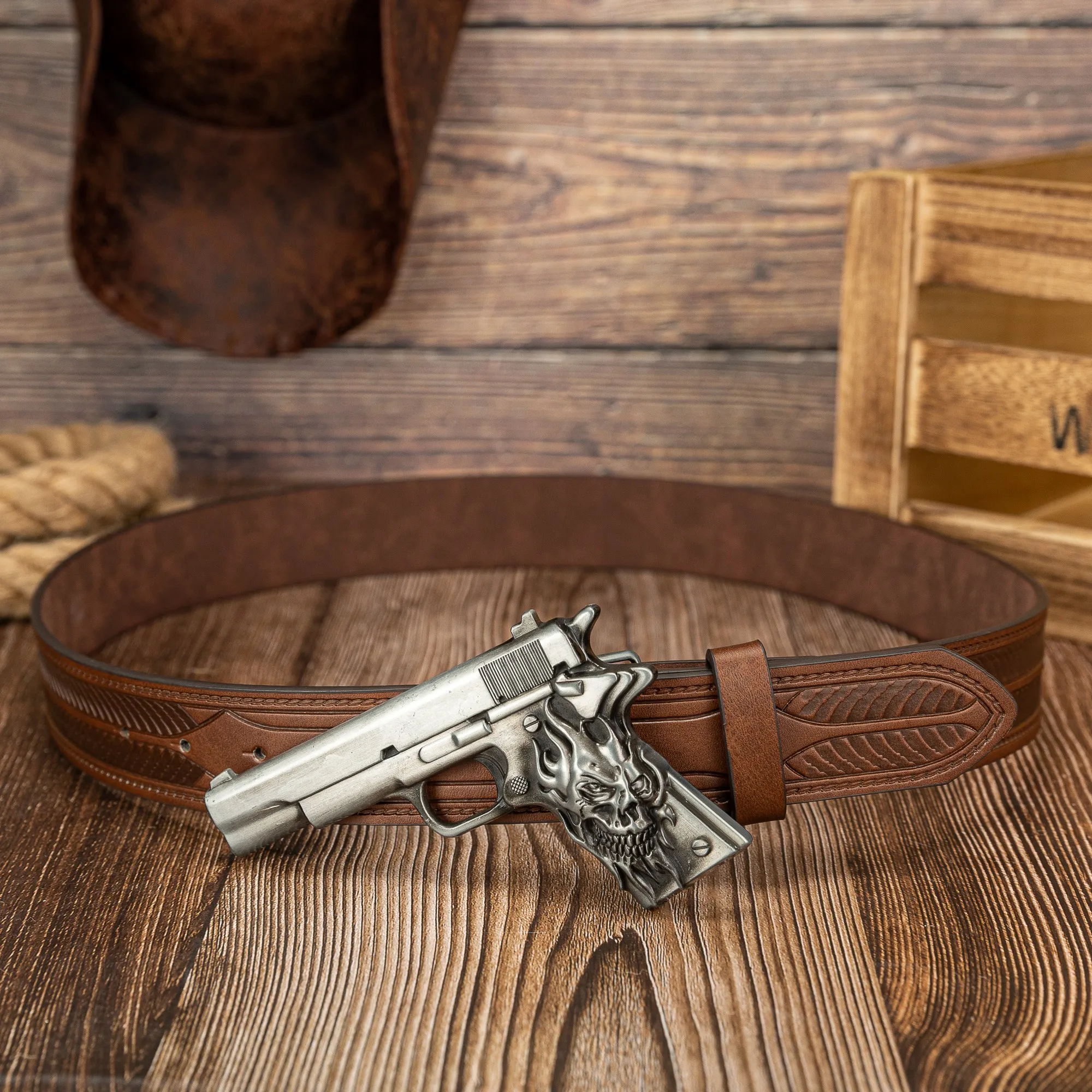 L\'élément de tête fantôme pistolet artisanat grande boucle rayé PU bouton en relief personnalisé décontracté ceinture pour hommes