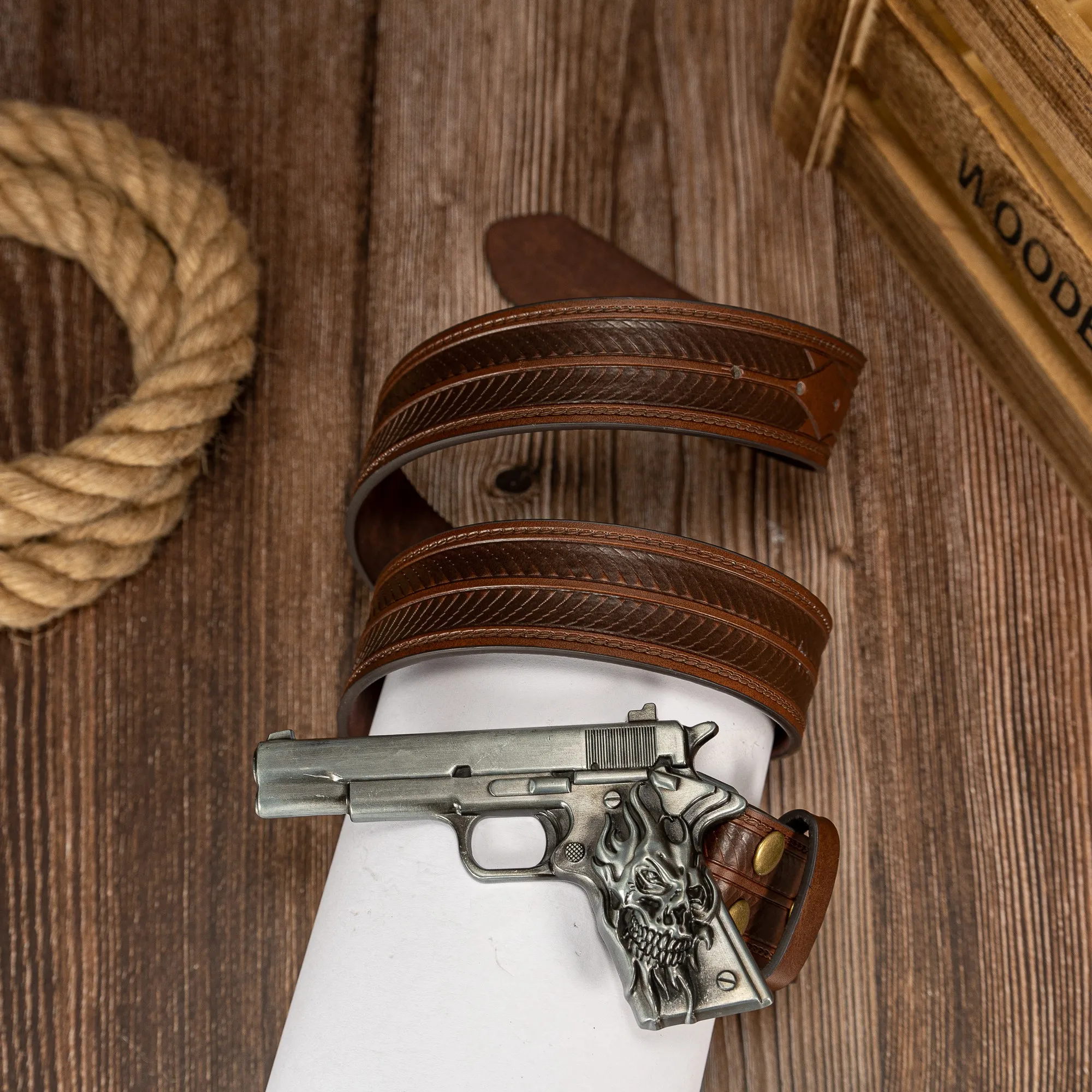 L\'élément de tête fantôme pistolet artisanat grande boucle rayé PU bouton en relief personnalisé décontracté ceinture pour hommes